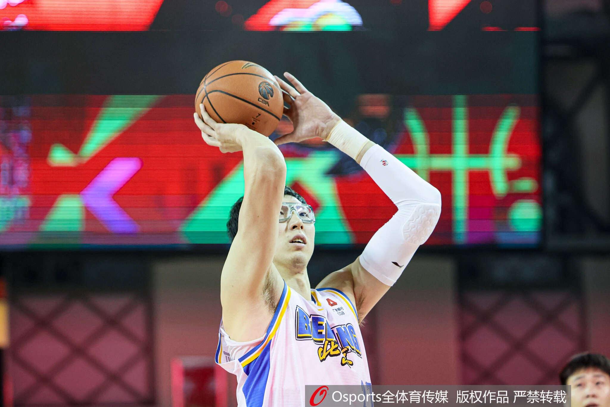 江南体育网页版-真该练练罚球了！周琦半场4罚全铁 仅得到3篮板1失误&amp;正负值-10